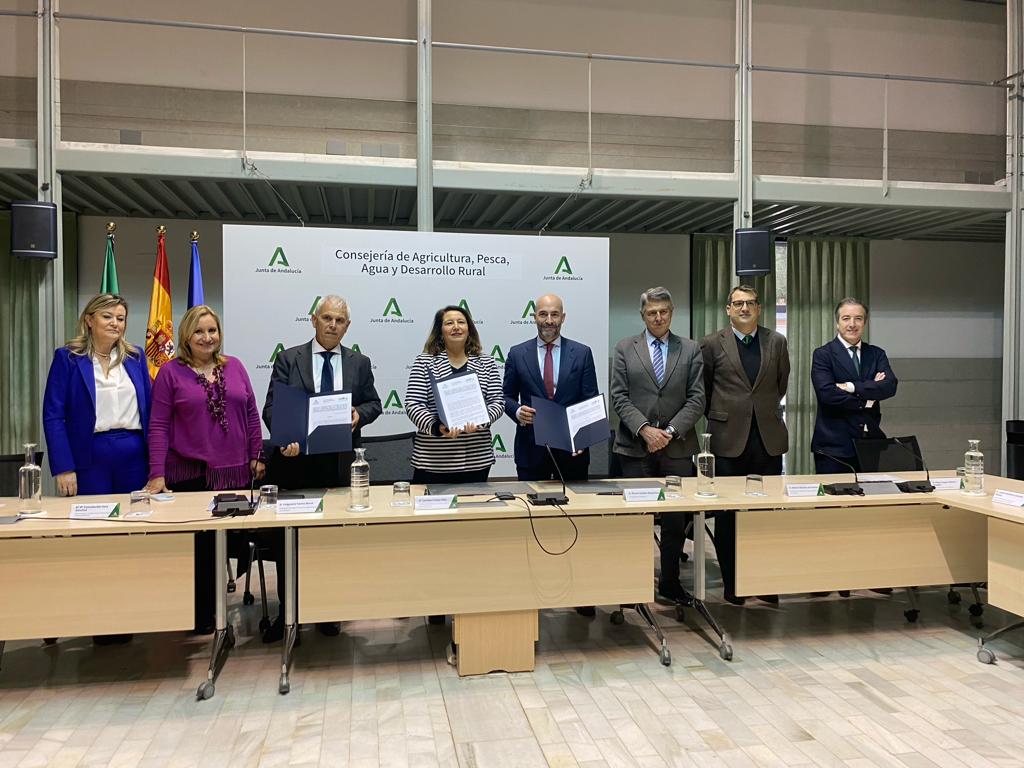 Firma del acuerdo con Cooperativas-Agroalimentarias y Landaluz
