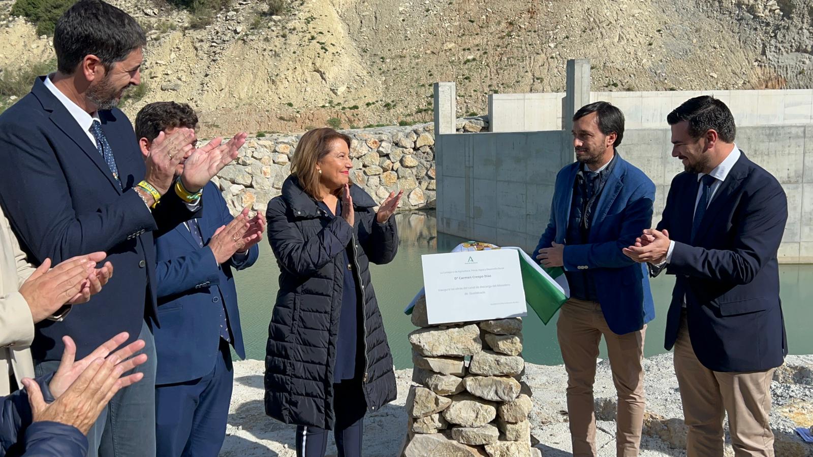 La consejera de Agricultura, Carmen Crespo, junto al director general de Infraestructuras del Agua, Álvaro Real, y resto de autoridades en la obra relativa a la conducción del agua desde el embalse del Guadalcacín.