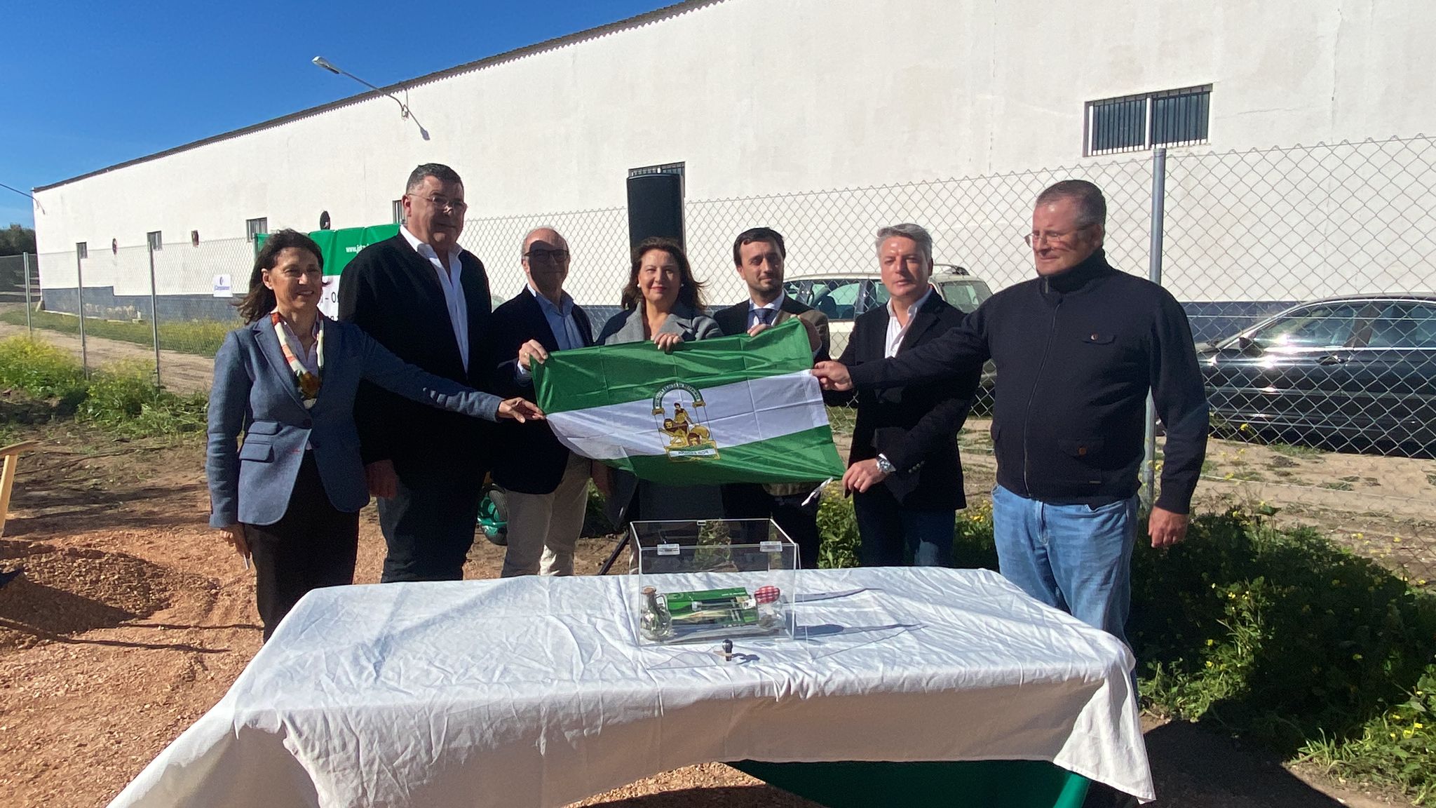 La consejera, Carmen Crespo, en el centro, durante el acto de colocación de la primera piedra de la obra en Lantejuela.