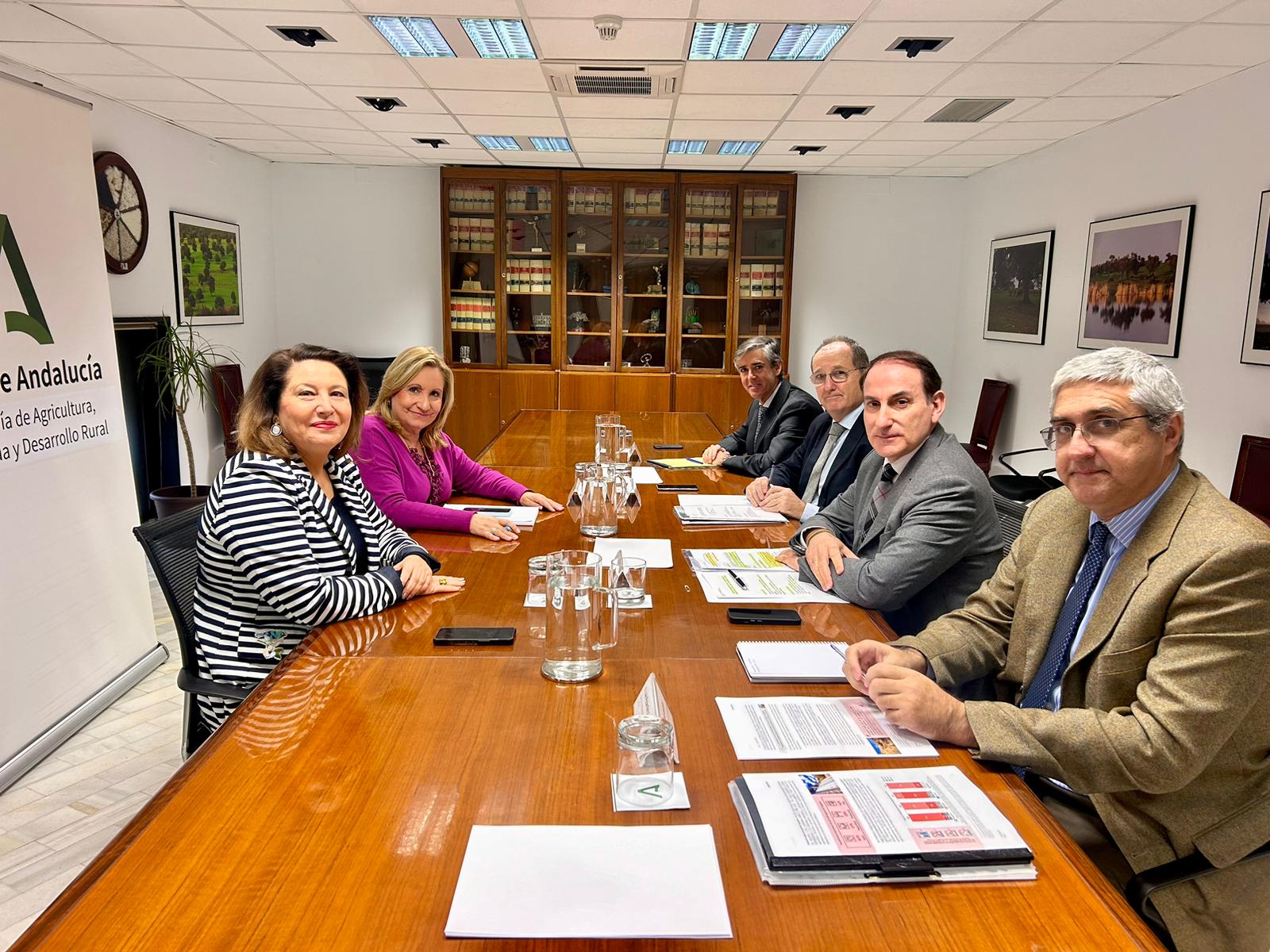 Reunión de la consejera de Agricultura, Carmen Crespo, acompañada por la viceconsejera, Consolación Vera, con el presidente de la CEA, Javier González de Lara; el secretario general, Luis Fernández-Palacios; el director de Relaciones Institucionales, Luis Picón Bolaños; y el presidente del Consejo empresarial de Medio Ambiente de la organización empresarial, Manuel Mingorance Martín.