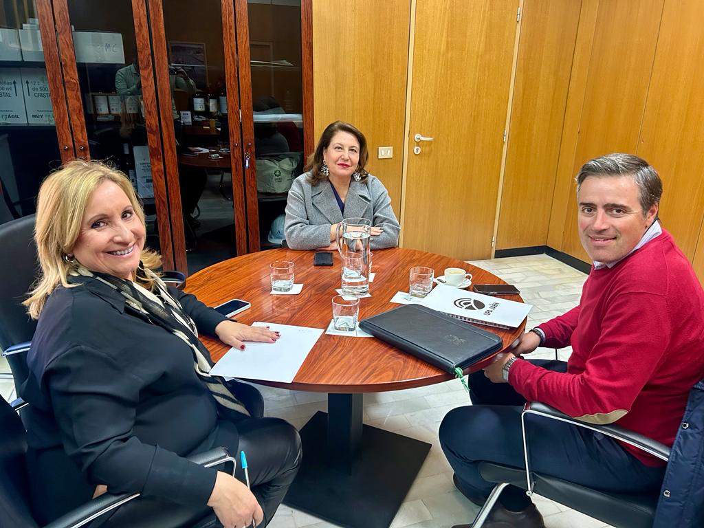 La consejera, Carmen Crespo, la viceconsejera, Consolación Vera, y el secretario general de UPA, Cristóbal Cano, durante la reunión.