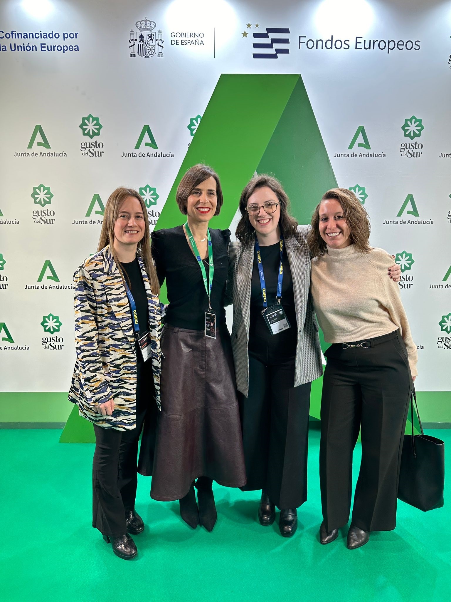 La secretaria general de la Agencia de Gestión Agraria y Pesquera de Andalucía (Agapa), Margarita Cobos, con la ganadora y las finalistas del Premio Sala Revelación.