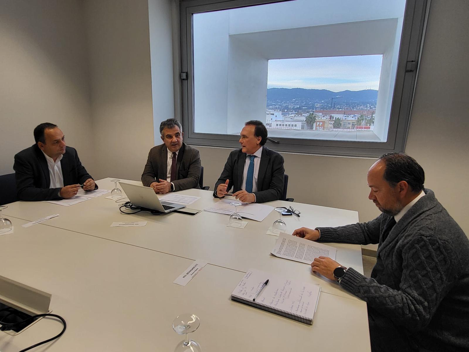 Villamandos junto al consejero de Universidades de Murcia