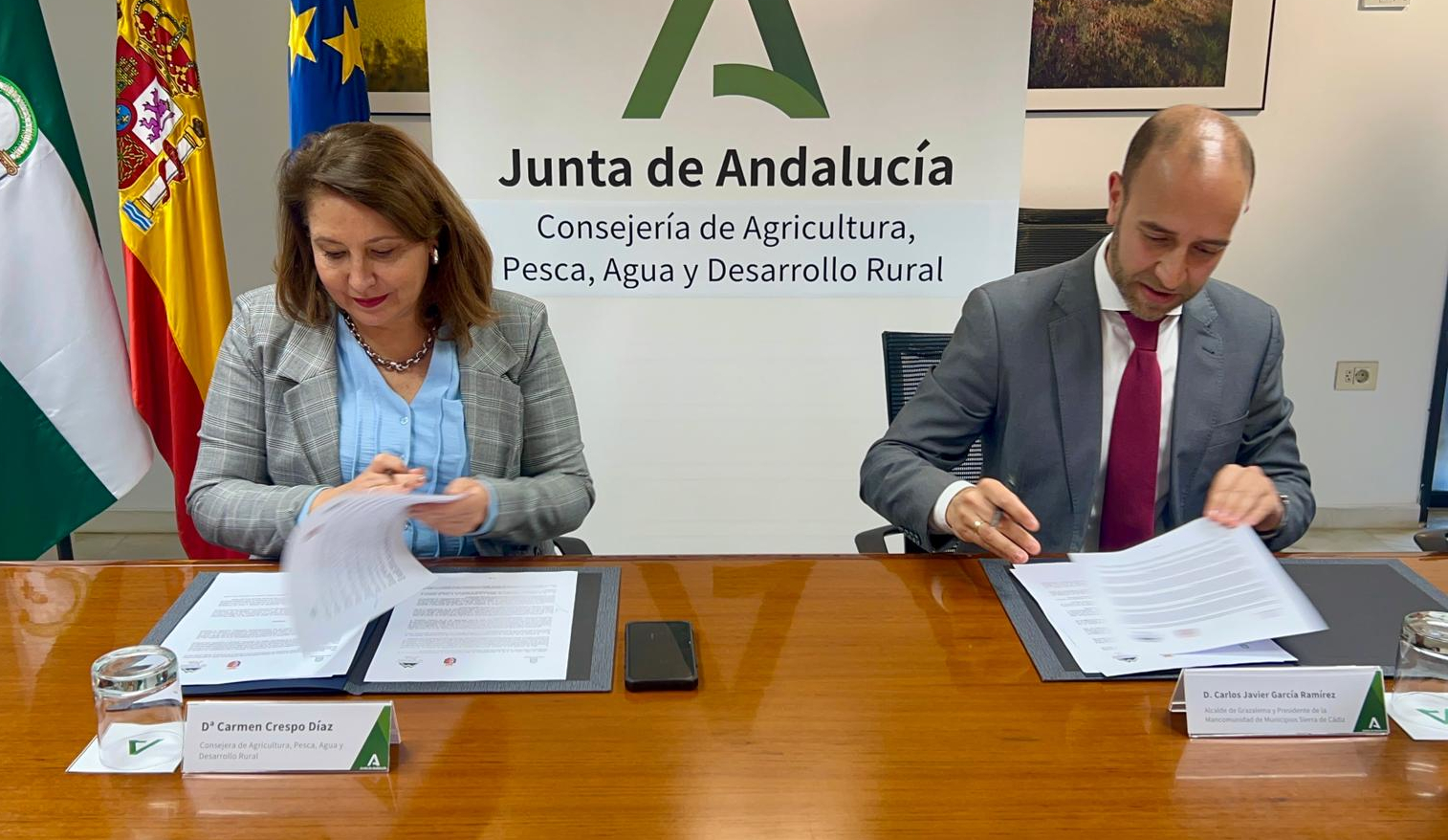 La consejera y el alcalde de Grazalema firma un convenio de colaboración en materia de depuración