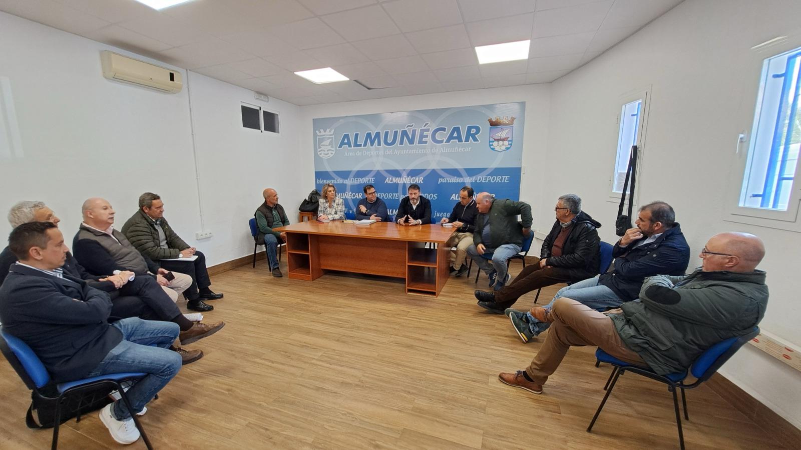 El director general de la Producción Agrícola y Ganadera, Daniel Quesada, con representantes de la Mancomunidad de Municipios de la Costa Tropical, del Ayuntamiento de Almuñécar y de la Junta de Andalucía.