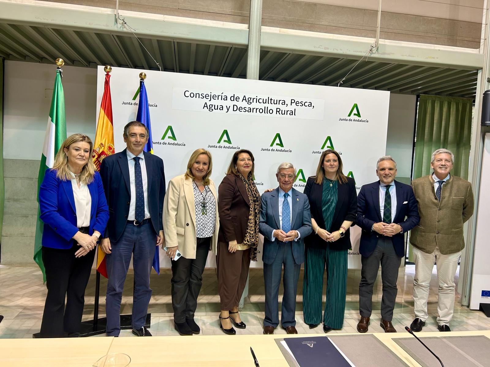 La consejera de Agricultura, Carmen Crespo, en el centro, durante la firma del protocolo de colaboración con la Academia Iberoamericana de Gastronomía.