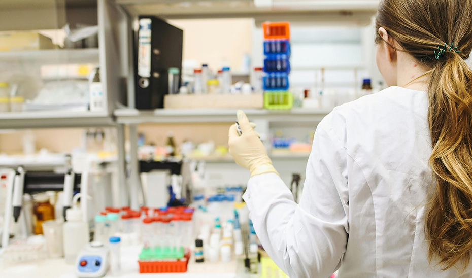 Investigadora andaluza laboratorio