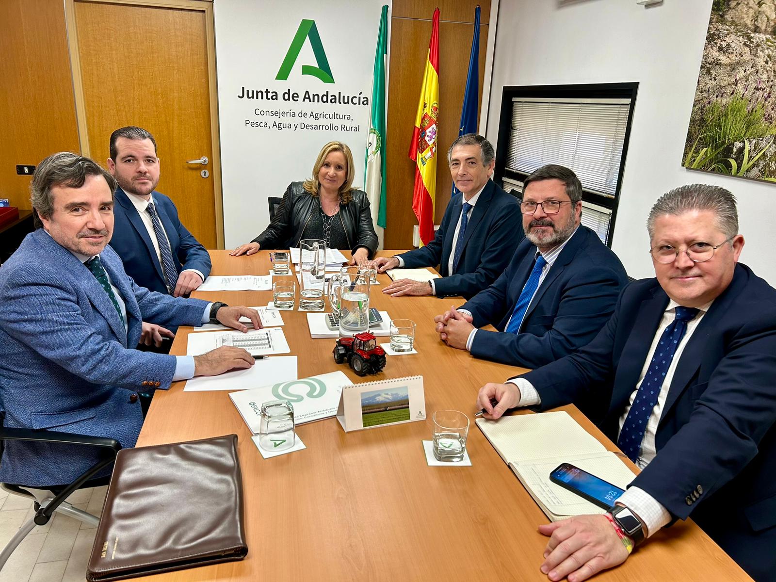 La viceconsejera de Agricultura, Pesca, Agua y Desarrollo Rural, Consolación Vera, con representantes del Círculo de Empresas Andaluzas de la Construcción, Consultoría y Obra Pública (Ceacop)