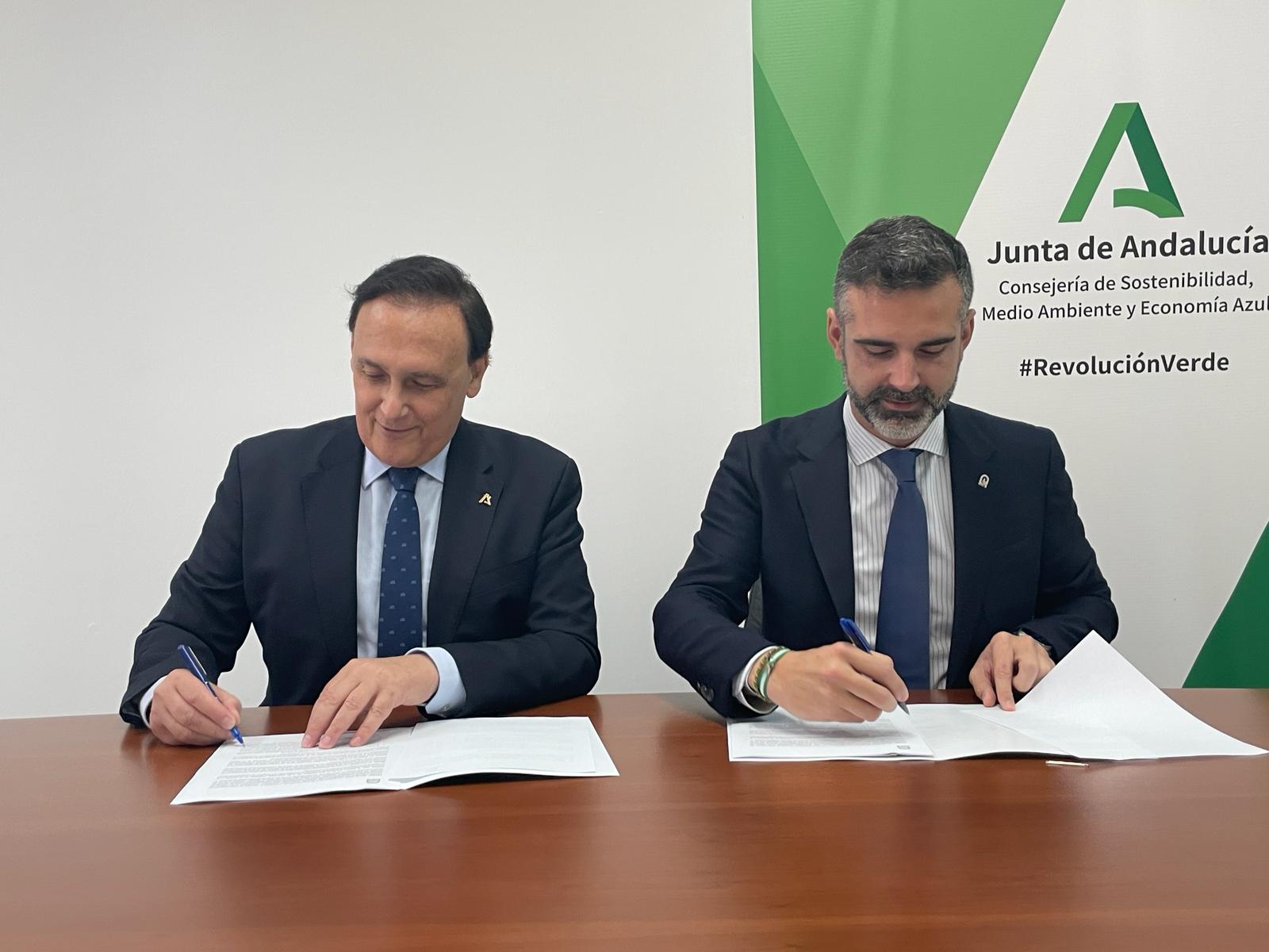 Villamandos y Ferández Pacheco durante la firma del protocolo