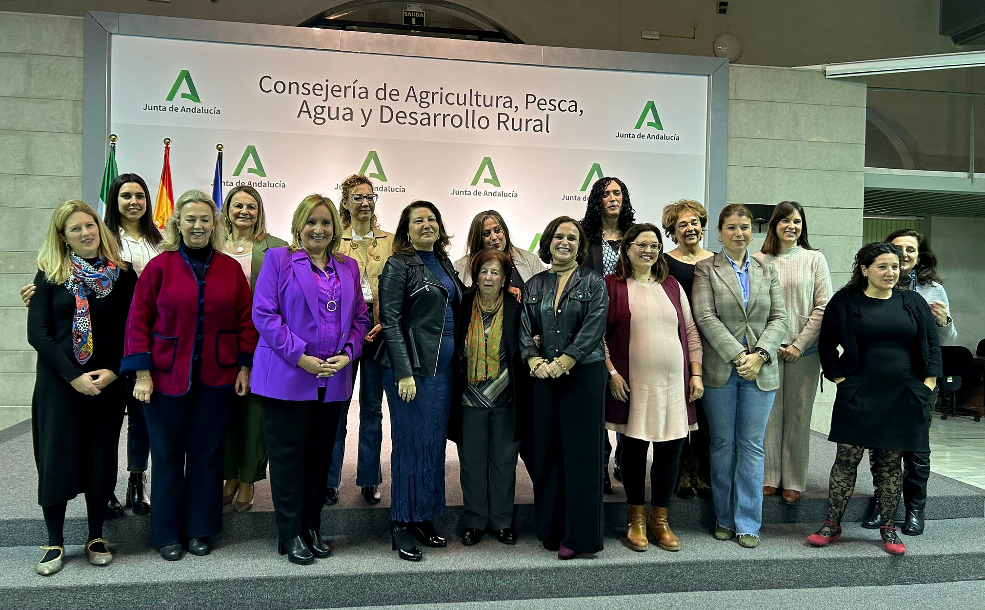 Carmen Crespo, consejera de Agricultura, Pesca, Agua y Desarrollo Rural con mujeres de los sectores agrario y pesquero de Andalucía.