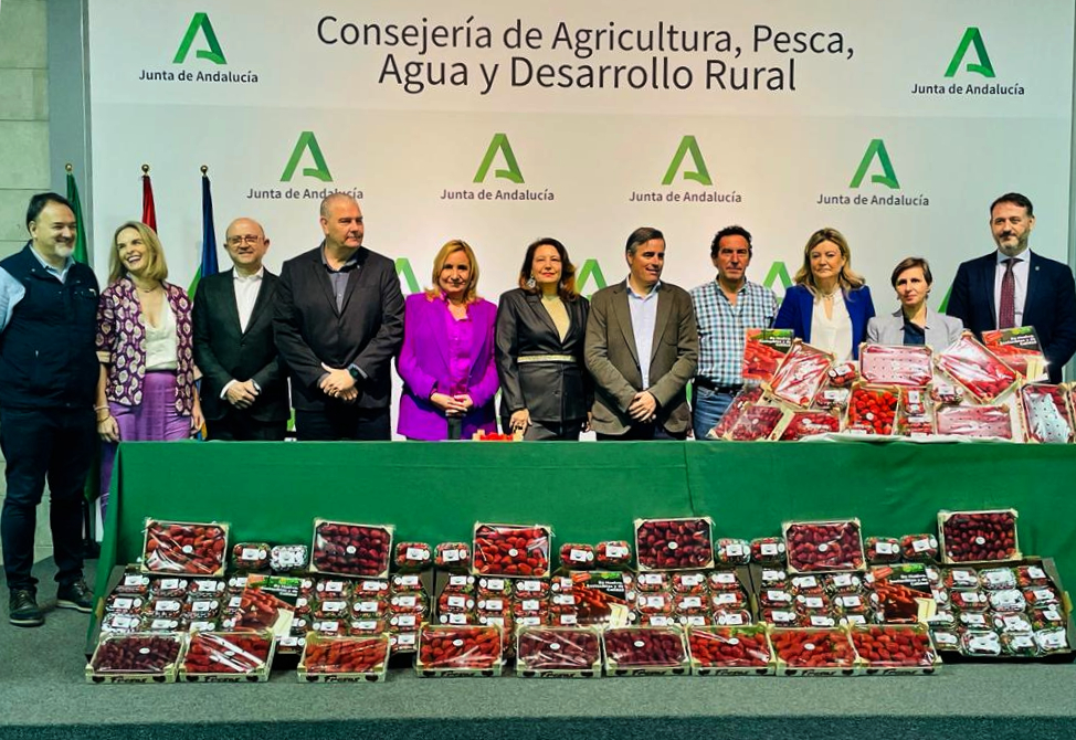 La consejera de Agricultura, Carmen Crespo, en el acto de promoción de la fresa de Huelva junto a UPA.