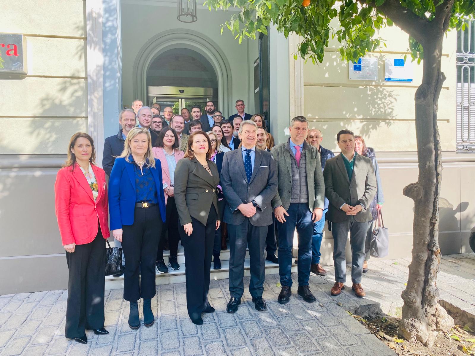 La consejera Carmen Crespo posa junto a la Asamblea de la CADO