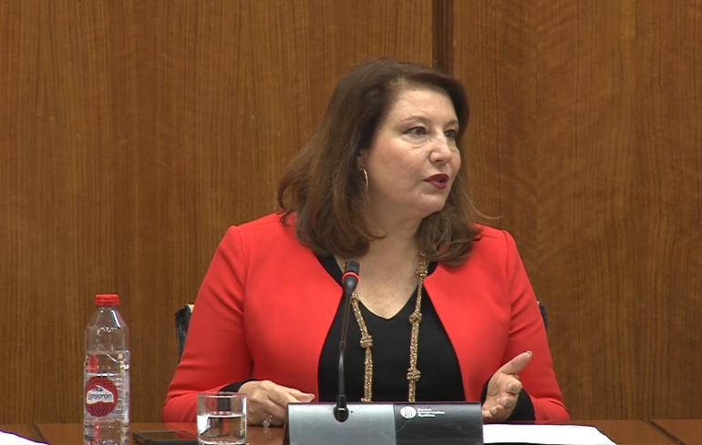 Carmen Crespo responde en el Parlamento