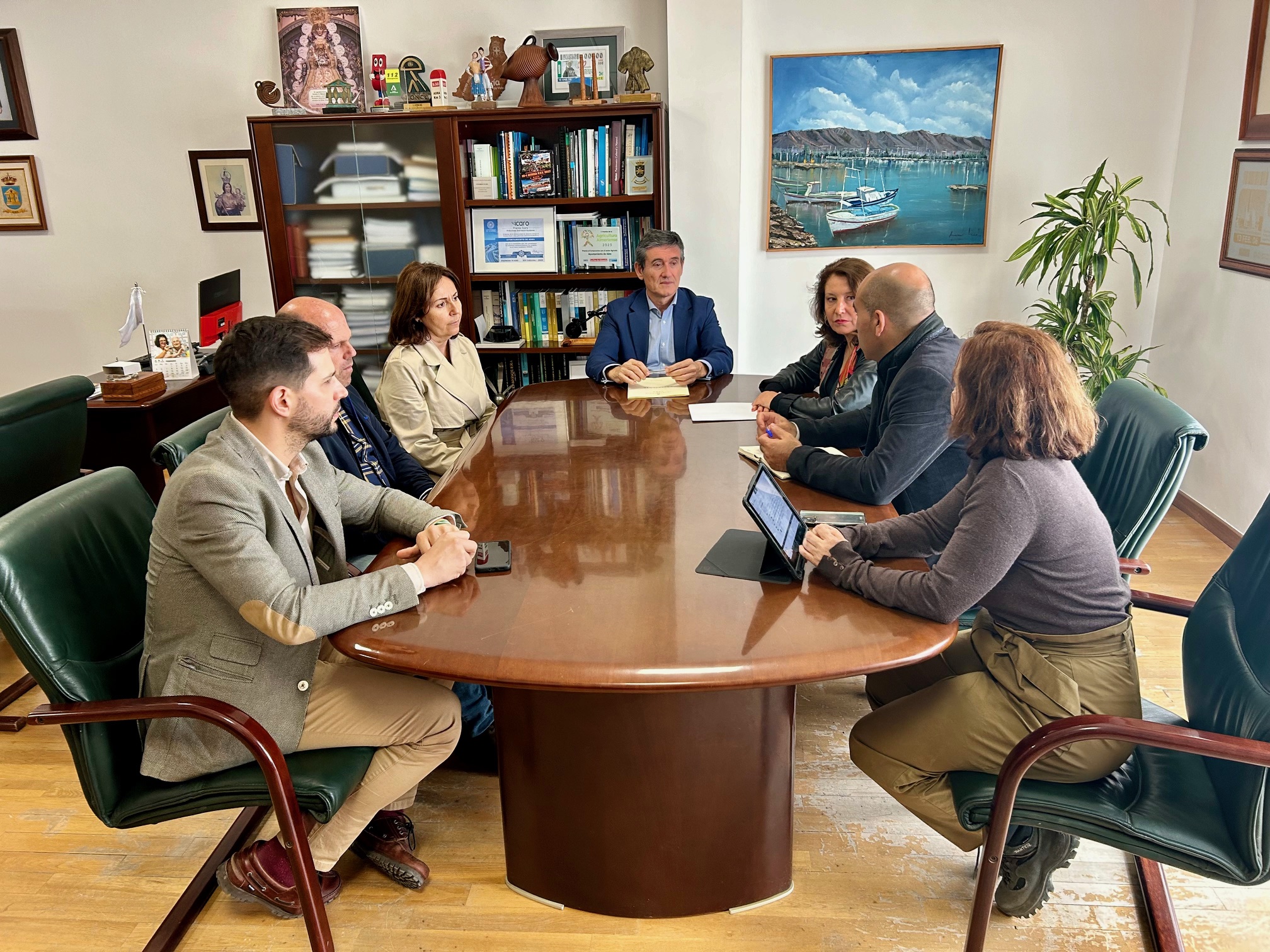 Reunión de la consejera con el alcalde de Adra