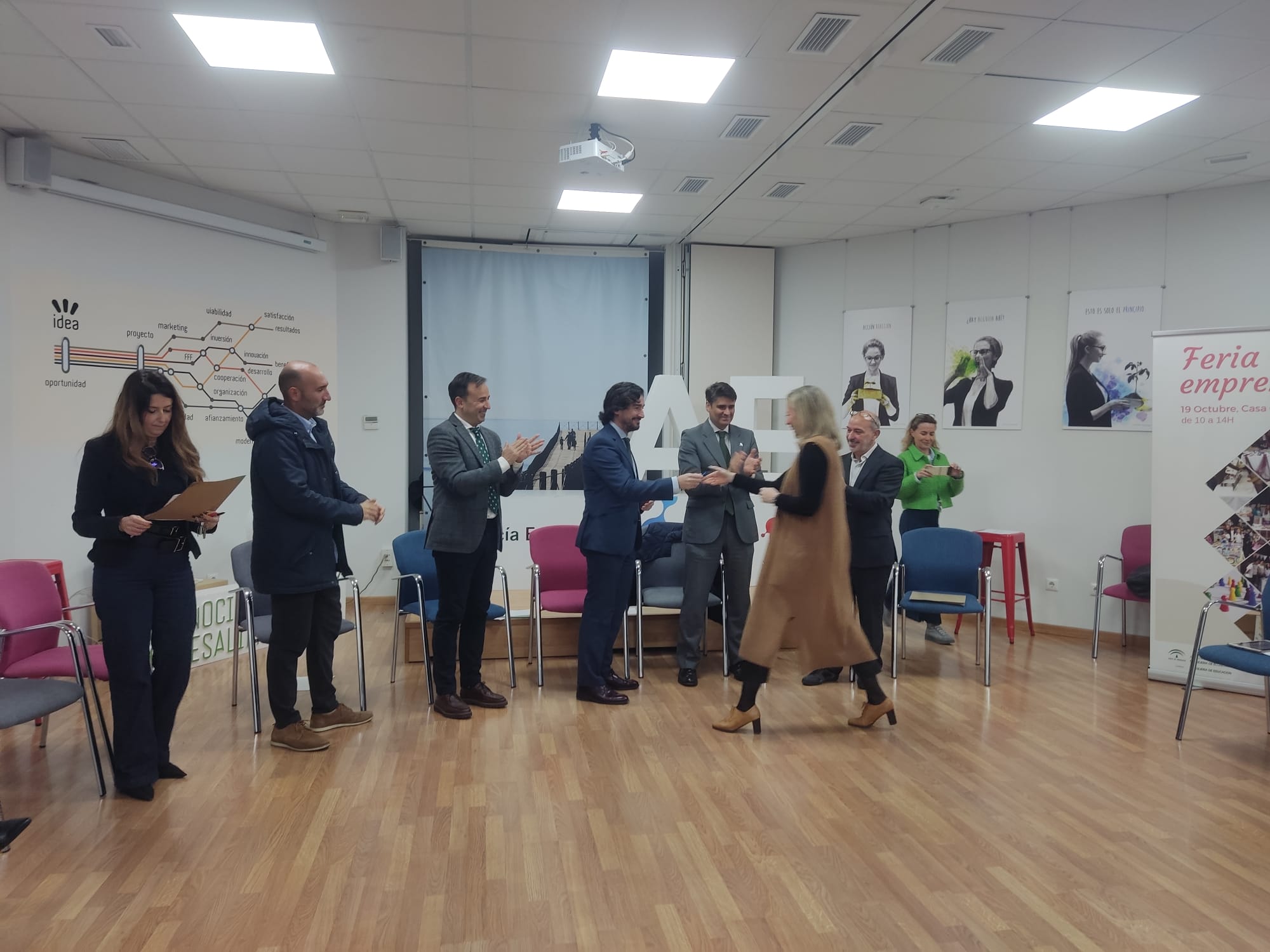 Javier González durante la entrega de llaves de despachos en el CADE de Huelva