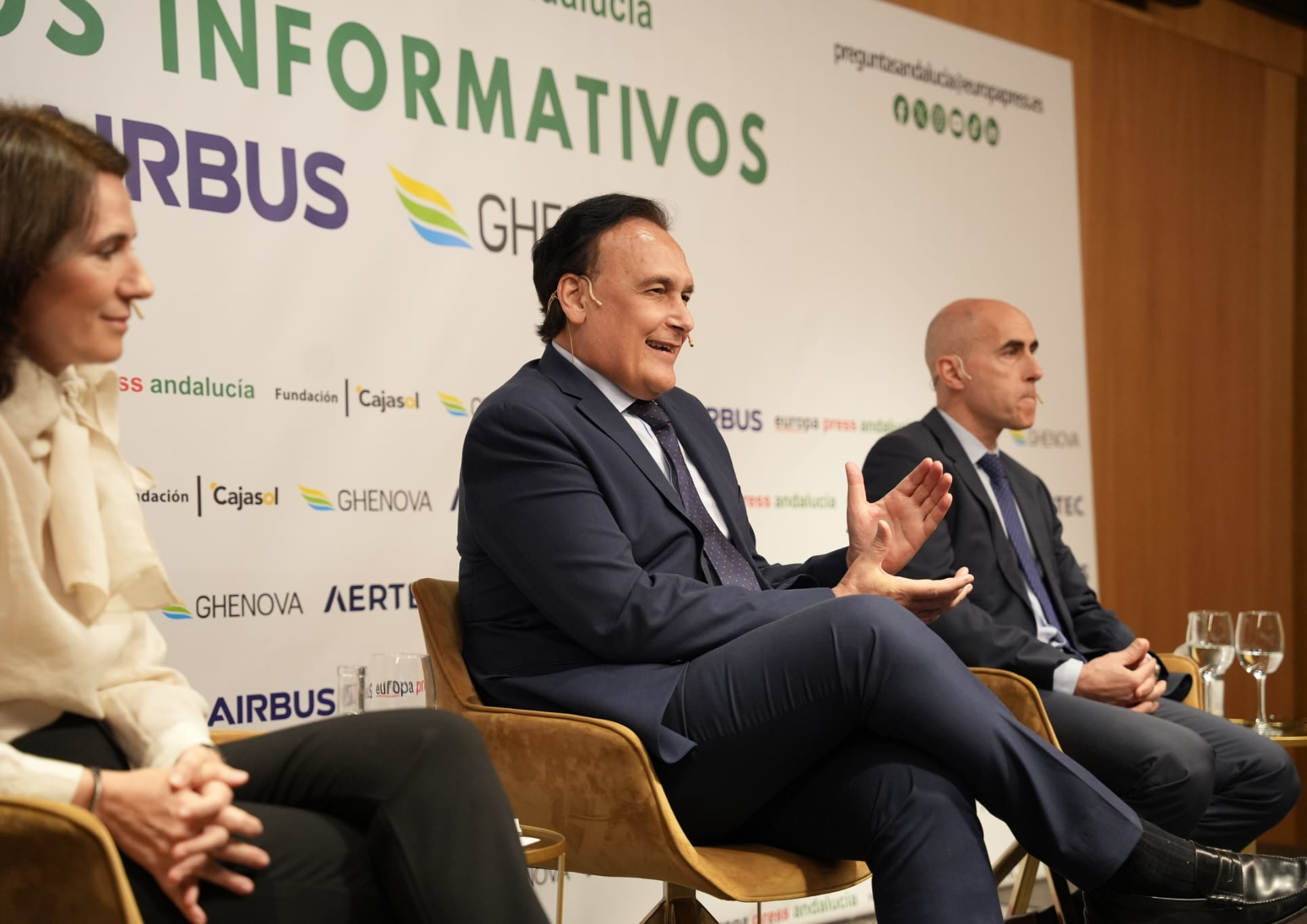 Villamandos participa en un foro de defensa en Sevilla