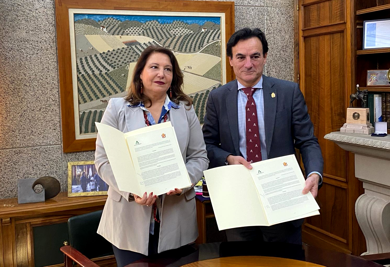 La consejera Carmen Crespo tras firmar el protocolo general de colaboración con el alcalde de Jaén