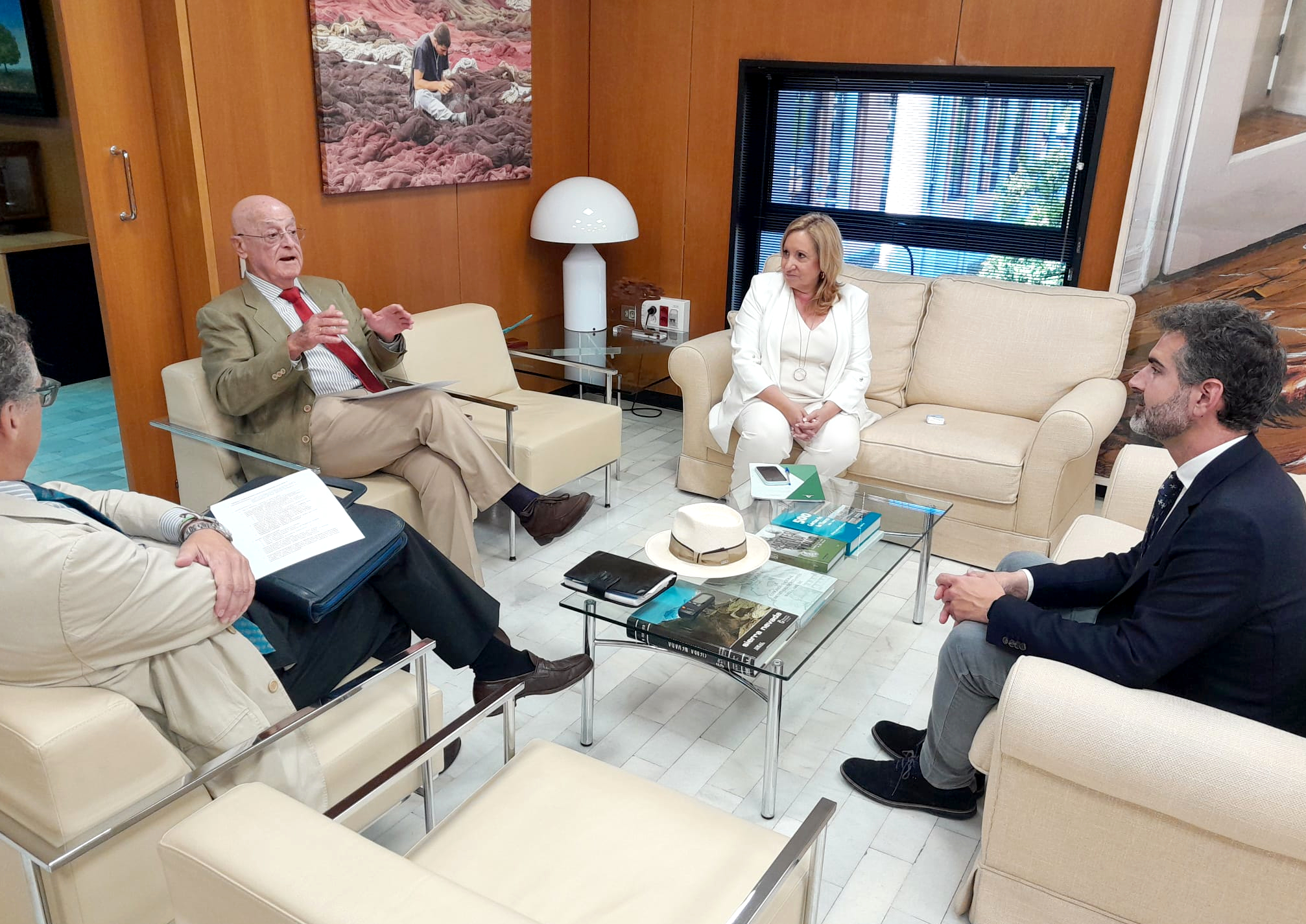 El consejero de Agricultura se reúne con el presidente de Feragua