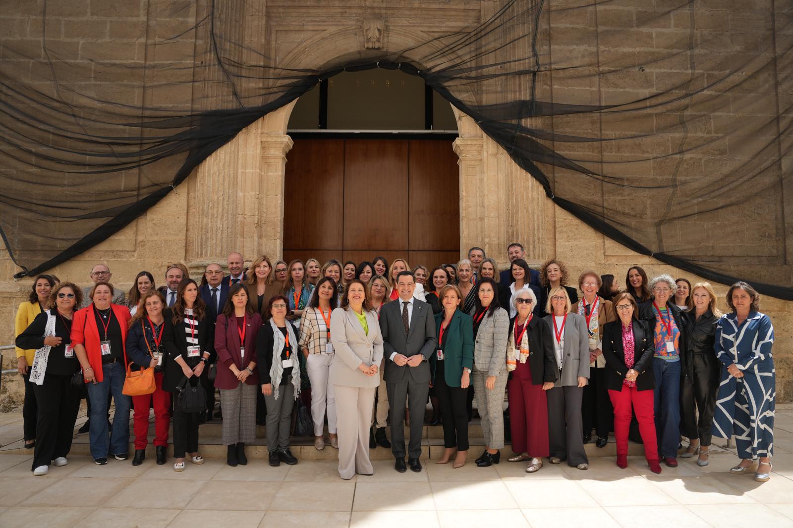 La consejera de Agricultura, Carmen Crespo, en el Parlamento andaluz con el presidente de la Junta de Andalucía, Juanma Moreno, otros miembros del Gobierno andaluz y representantes de varias asociaciones de mujeres.