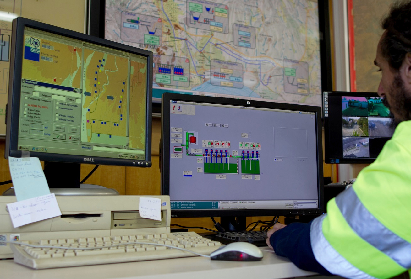Operario realizando un control digital de recursos hídricos.