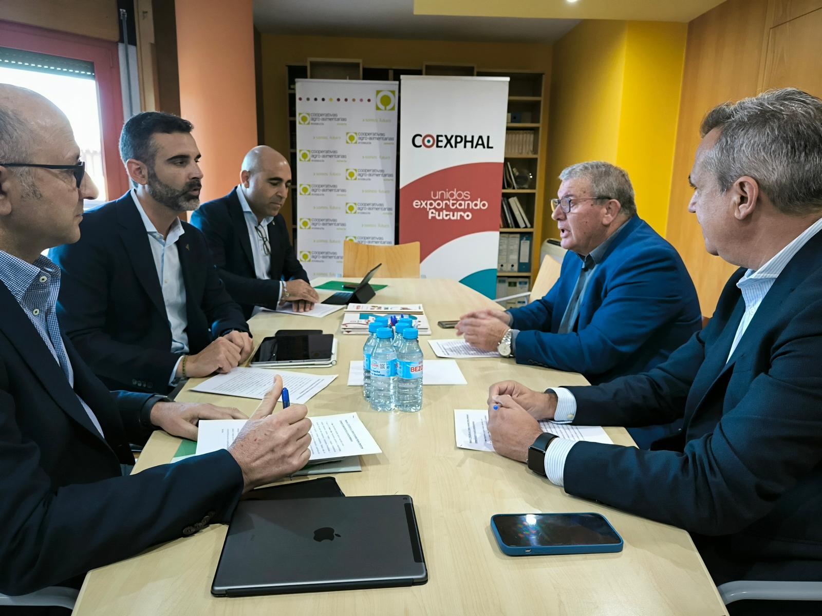 El consejero de Agricultura en su reunión con Coexphal