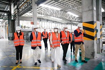 Imagen de la visita a las instalaciones de Cosentino