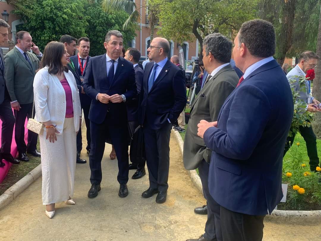 El secretario general de Agricultura, Ganadería y Alimentación, Manuel Gómez Galera, y el delegado de Agricultura en Huelva, Álvaro Burgos, en el IX Congreso de Frutos Rojos en Huelva.