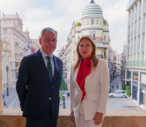 Consejera, Carolina España, con el alcalde de Sevilla