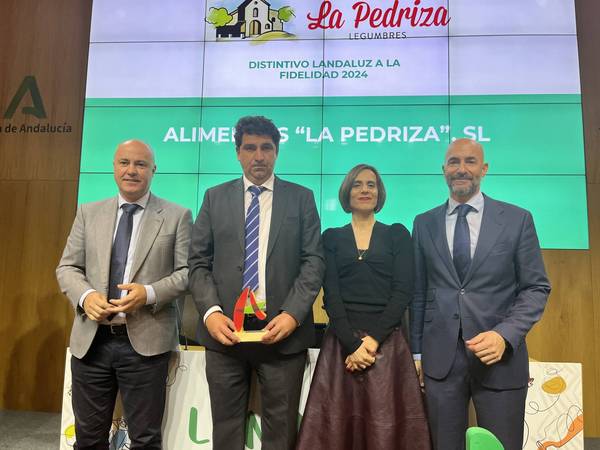 El gerente y la secretaria general de AGAPA, en la entrega del distintivo LANDALUZ a la Fidelidad