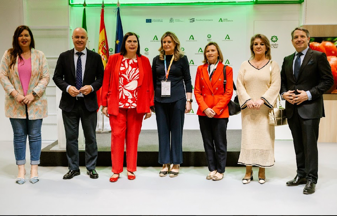 Margarita Cobos con la Delegada Territorial de Agricultura y responsables de las OCAs de Granada