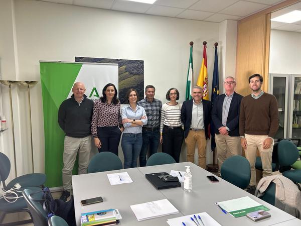 Foto de secretaria general y coordinadora provincial de AGAPA con responsables 9 OCAs de Málaga