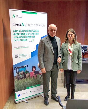 El director gerente de AGAPA y la delegada territorial de Sevilla, en la presentación de CreceA