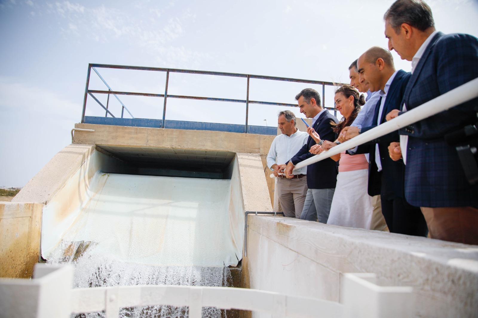 Fernández-Pacheco recorre las instalaciones de la desaladora