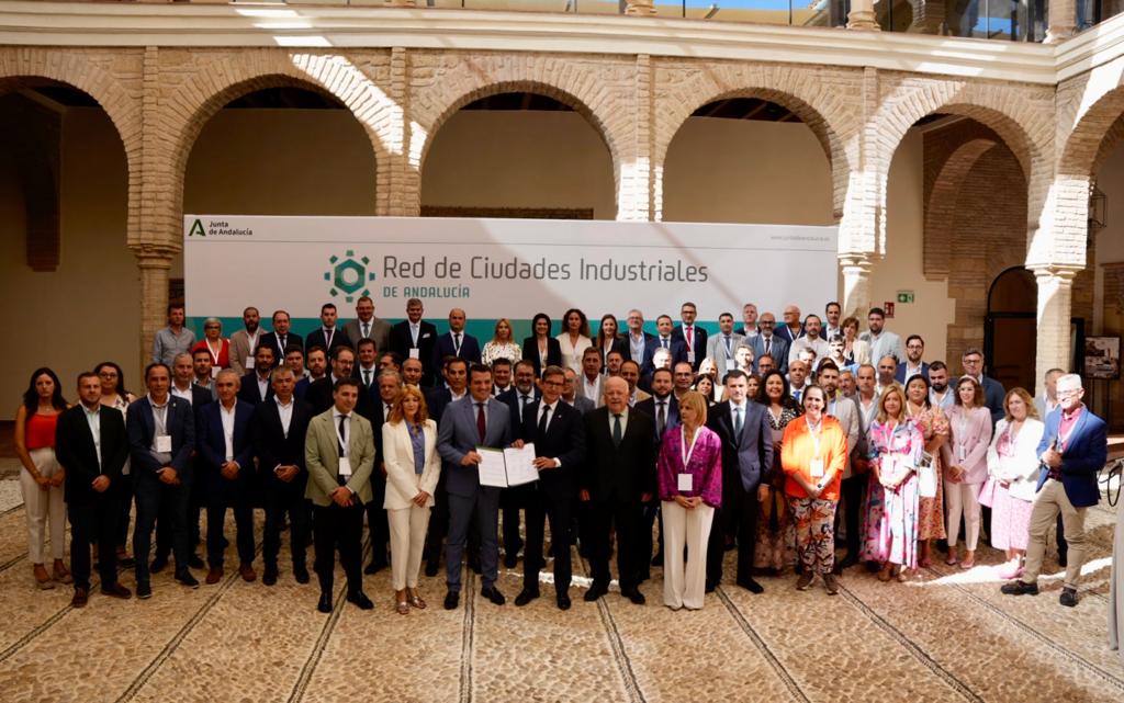 Foto de familia del I Encuentro de alto nivel de la Red de Ciudades Industriales de Andalucía, celebrado en Córdoba.