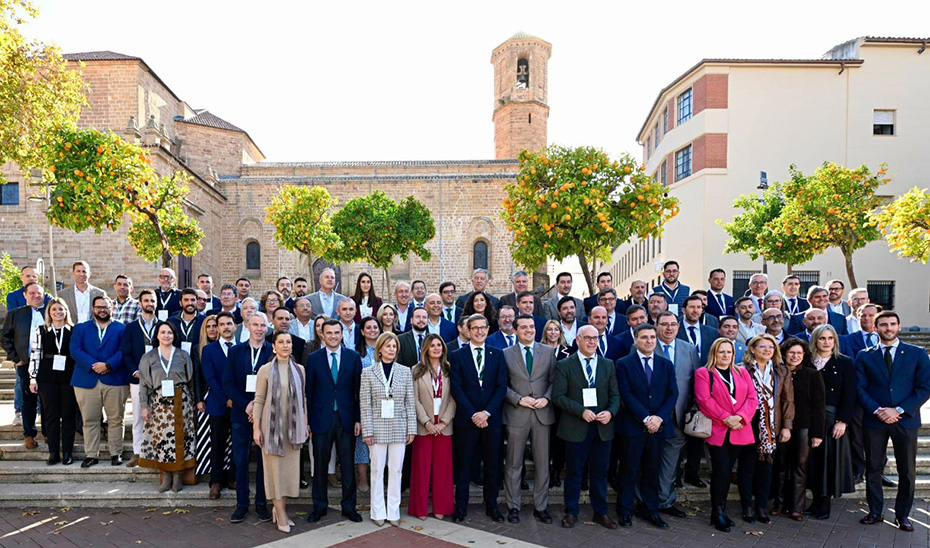 Alcaldes y alcaldesas de toda Andalucía posan junto al consejero de Industria, Jorge Paradela, en una foto de familia antes del II Encuentro de alto nivel de la Red de Ciudades Industriales de Andalucía, que acoge Linares.