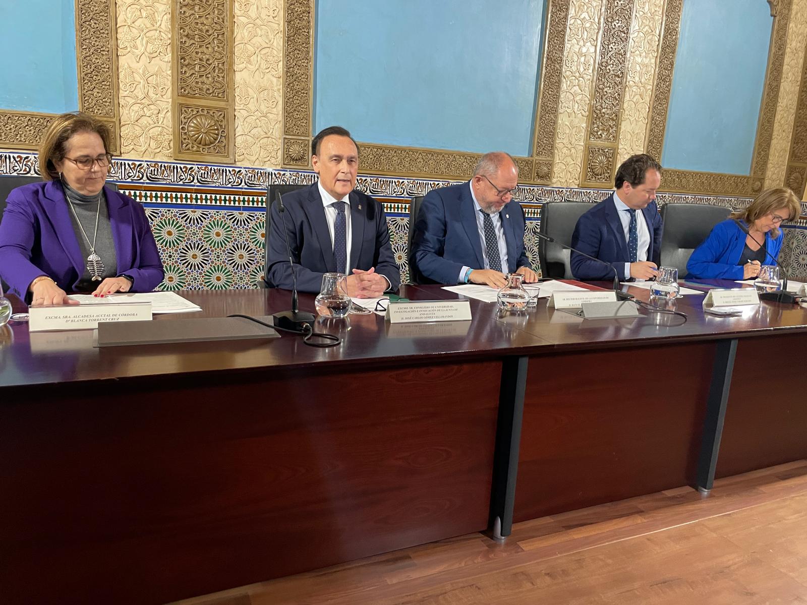 Villamandos durante la firma de la adhesión de la UCO a Andalucía Logistics