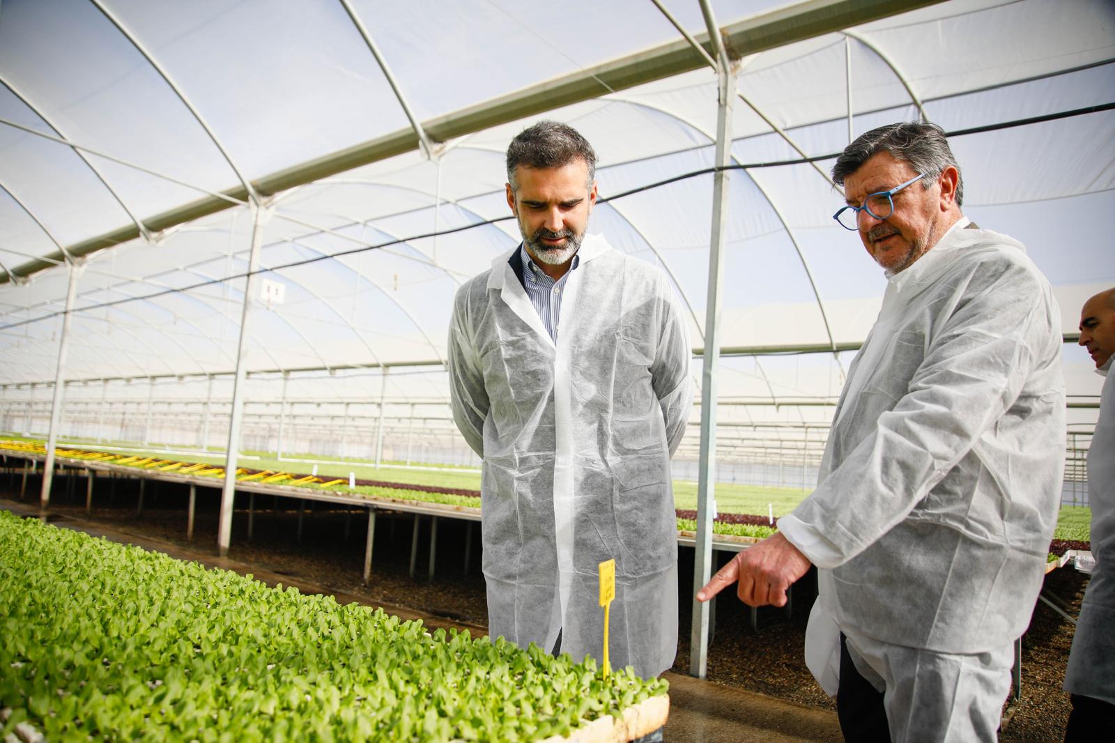 El consejero de Agricultura durante su visita a las instalaciones de la empresa Primaflor