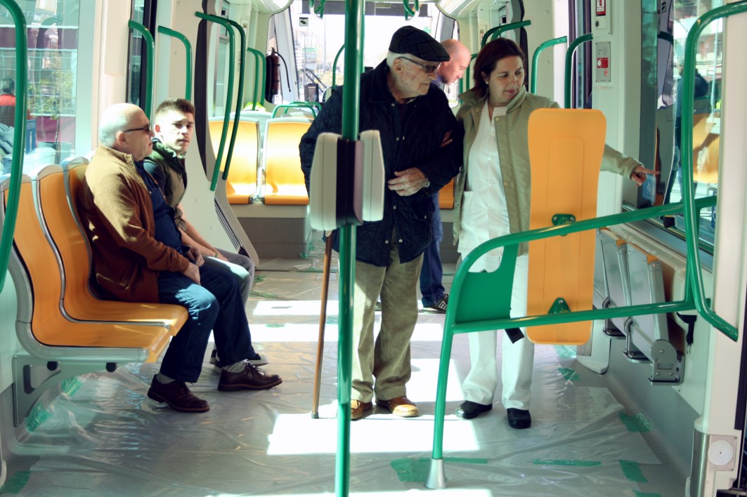 Usuarios mayores en el metro de Granada.