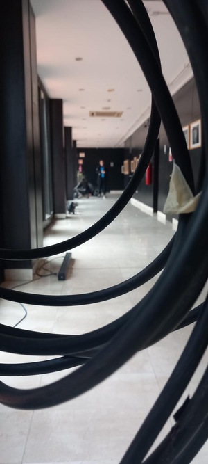 Momento de ejecución de la instalación de luces para el evento. Fotografía: Escénica.