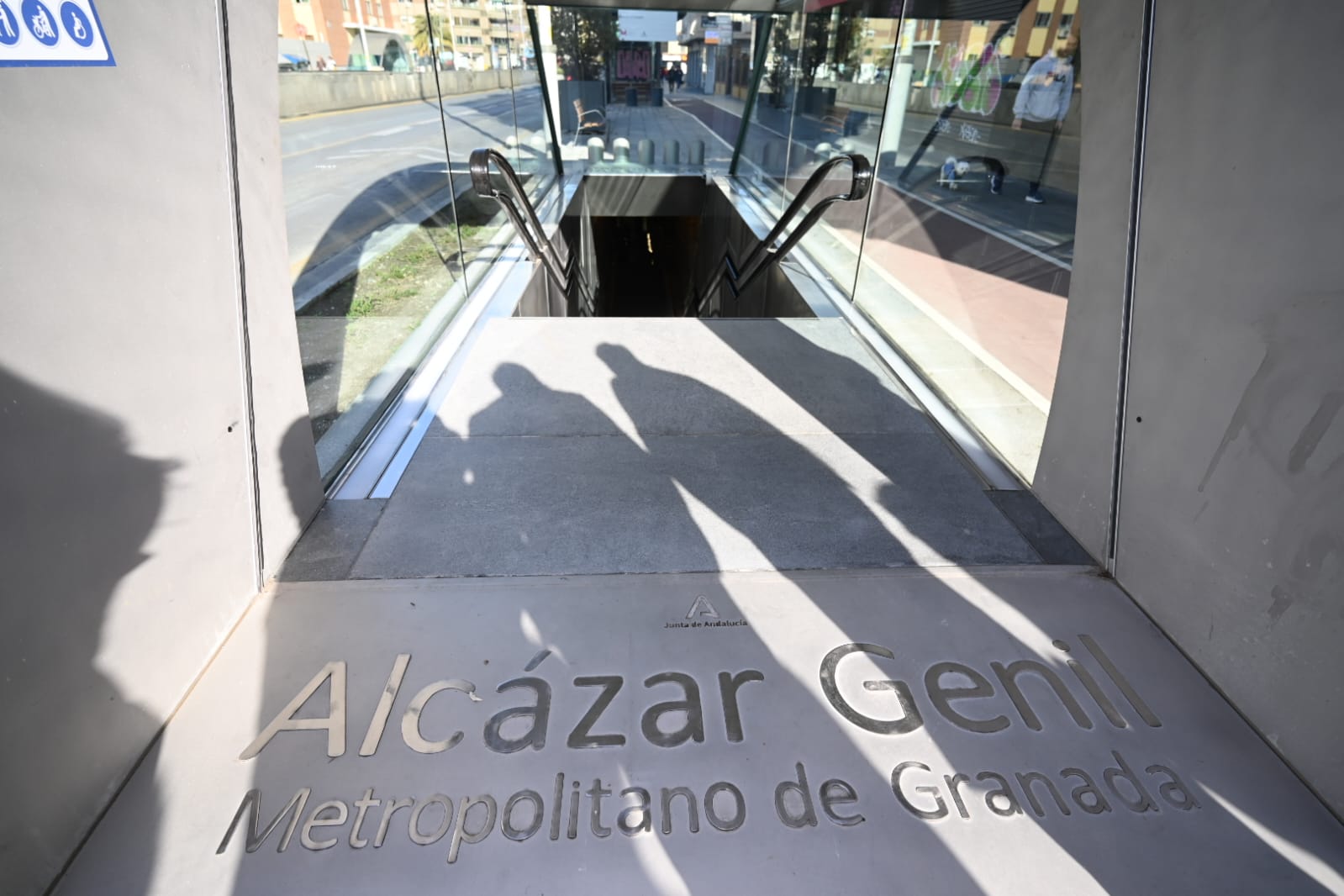 Nueva boca de metro en la estación de Alcázar Genil de metro de Granada.