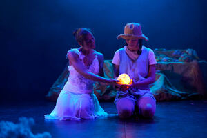 Representación de la obra ‘Viaje al planeta de todo es posible’ de la compañía Índigo Teatro