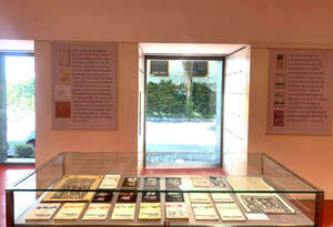 Una vitrina de la muestra ‘Un frente de poesía libre. A los 60 años de la fundación de El Bardo’, en el Centro Andaluz de las Letras