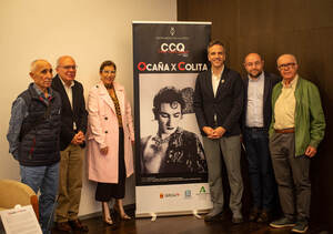 De izquierda a derecha: El fotógrafo José Manuel González; el director del CAL, Justo Navarro; la delegada territorial de Turismo, Cultura y Deporte, Gemma del Corral; el profesor de la UMA y comisario del ciclo, Javier Cuevas del Barrio; el periodista José María Rondón, y el hermano del artista Ocaña, Juan Pérez Ocaña.