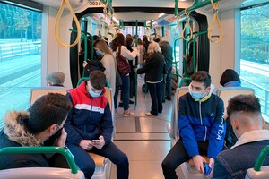 Usuarios en el metro de Granada.