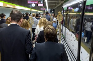Usuarios del metro de Málaga durante la Semana Santa de 2023.