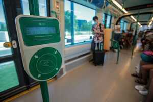 Los usuarios del metro podrán validar con su tarjeta bancaria.