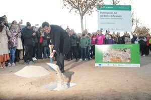 El presidente de la Junta, Juanma Moreno, coloca la primera piedra de las obras de prolongación del metro de Granada.