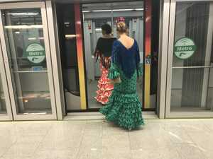 Usuarias del Metro de Sevilla durante la Feria de Abril.