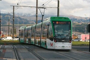 El metro de Granada con al sierra nevada al fondo.
