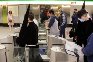Usuarios del Metro de Málaga durante la Semana santa de 2022.